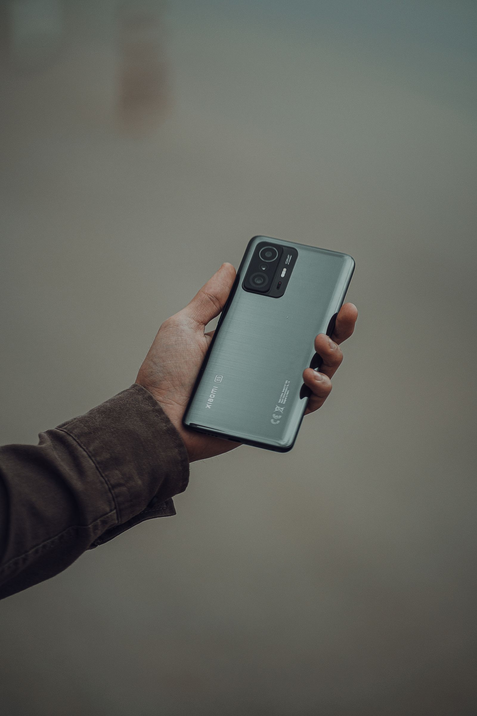 スマートフォンを操作する手元